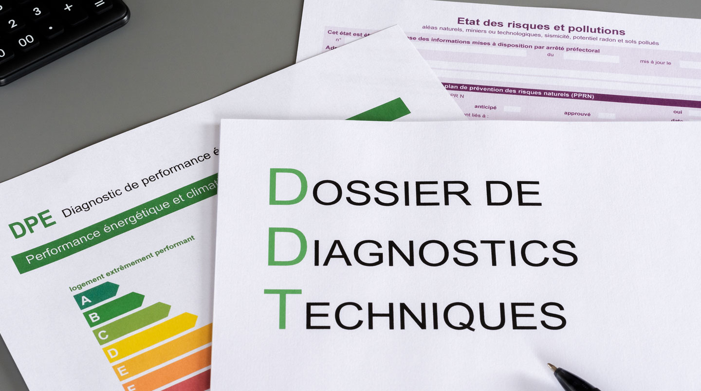 Dossier de diagnostics techniques posé sur une table lors d'une visite de maison à louer